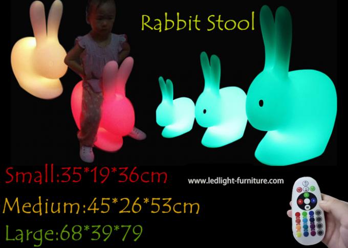Il coniglio ricaricabile accende le feci per il gioco dei bambini e la decorazione di festa di Pasqua