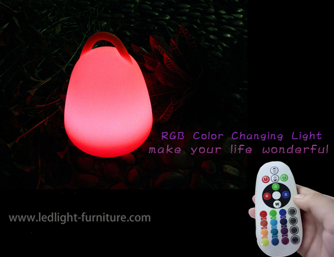 La lanterna a pile di plastica del LED accende il colore di RGB che cambia con la maniglia portatile