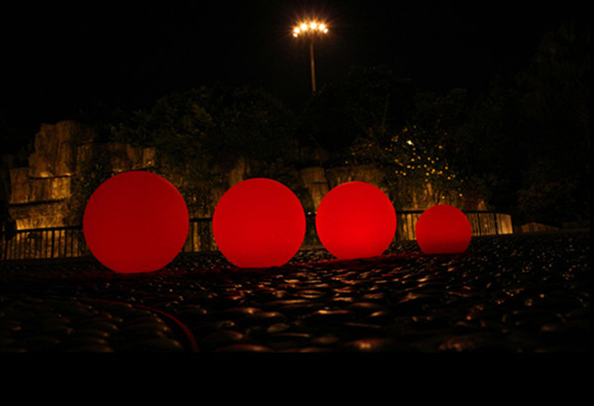 le luci della palla di 80cm LED impermeabilizzano, luci di galleggiamento della palla di stagno del parco di plastica del PE 