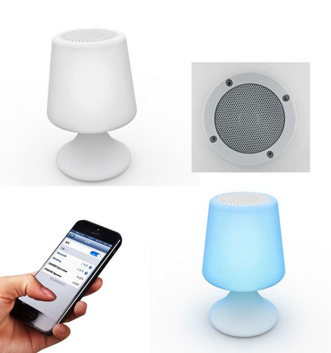 Il tipo della lampada da tavolo ha condotto la cassa bianca dell'altoparlante di Bluetooth con telecomando