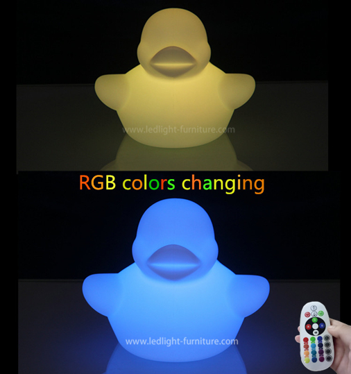 Luce notturna di gomma di plastica dell'anatra del giocattolo animale divertente LED ambientale ed economizzatrice d'energia