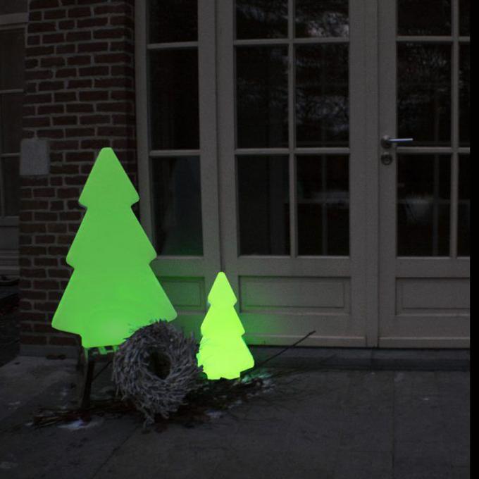 La plastica bianca calda ha condotto le luci all'aperto dell'albero di Natale per la decorazione della casa del negozio