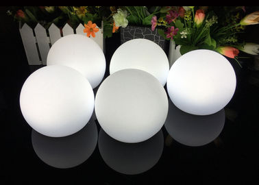 Porcellana Luci accese della palla di Natale LED, durata della vita lunga di galleggiamento delle palle di stagno del LED fornitore
